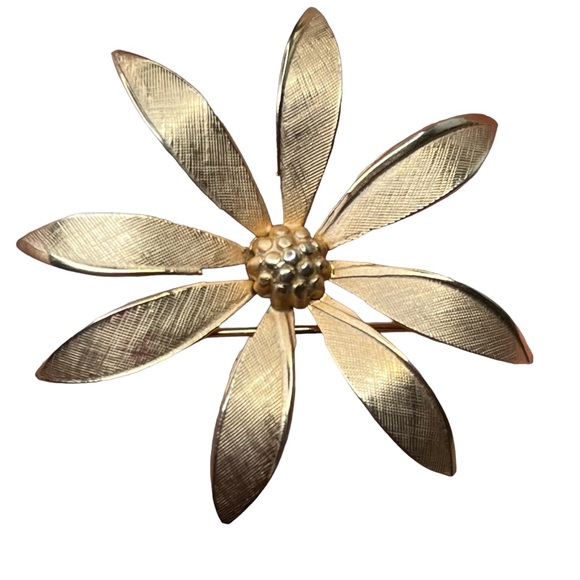 GioVanni Di Rocco Jewelry - Vintage signed Giovanni Flower brooch pin color gold